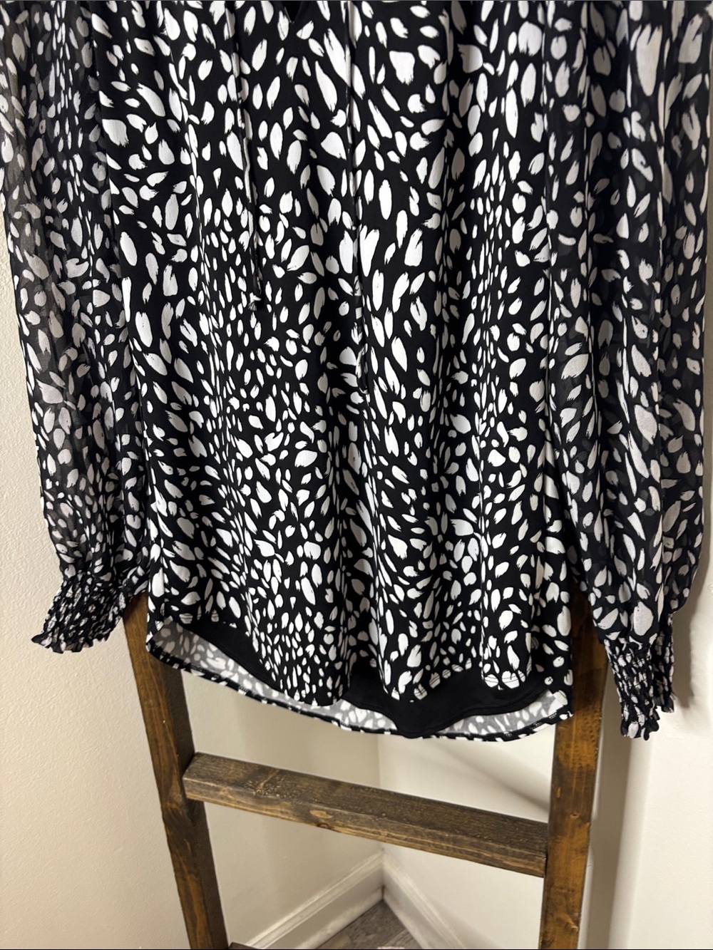 White House Black Market Black and White Printed Long-Sleeve Blouse Size XS - Picture 4 of 5